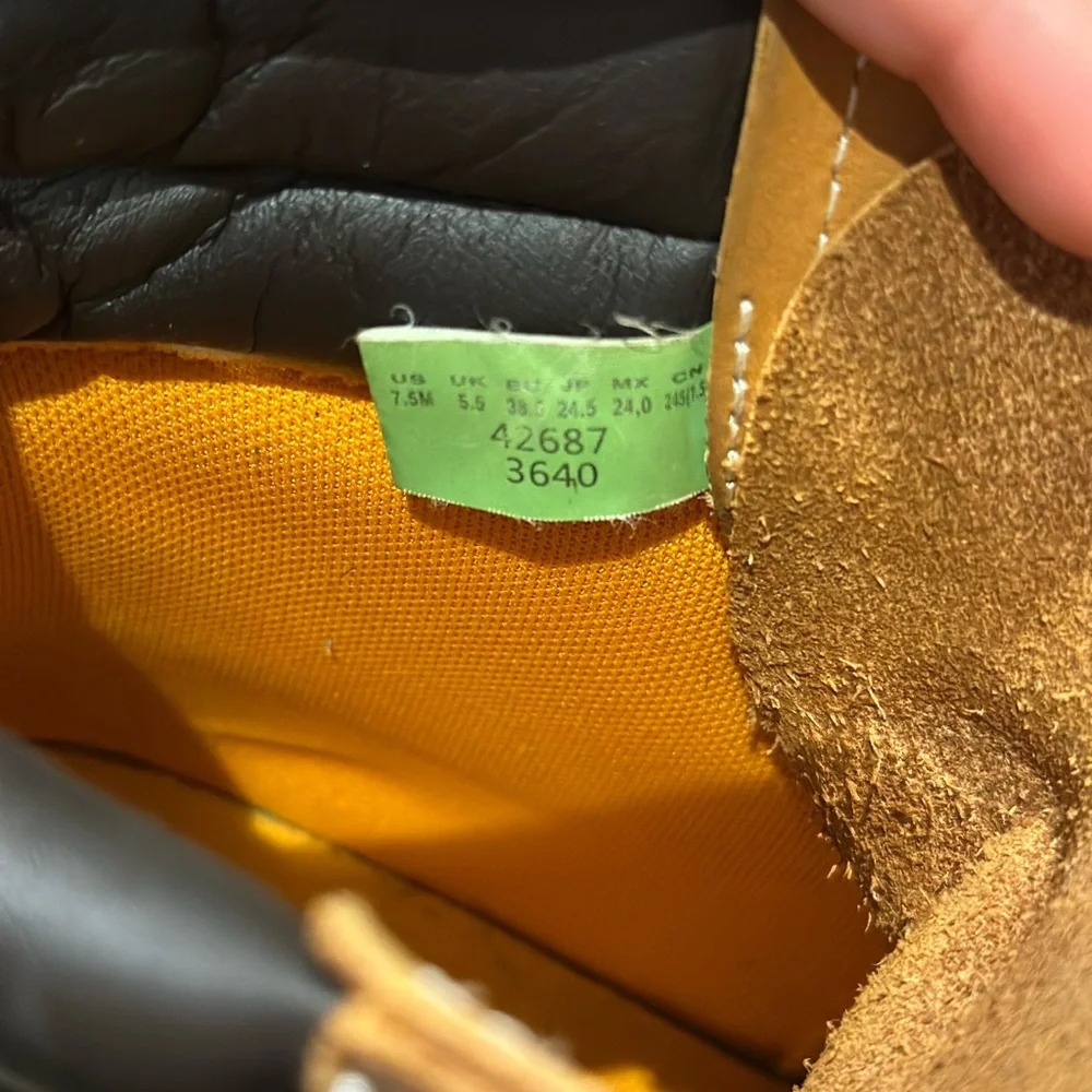 Women’s timberland boots 7.5 - Picture 2 of 4